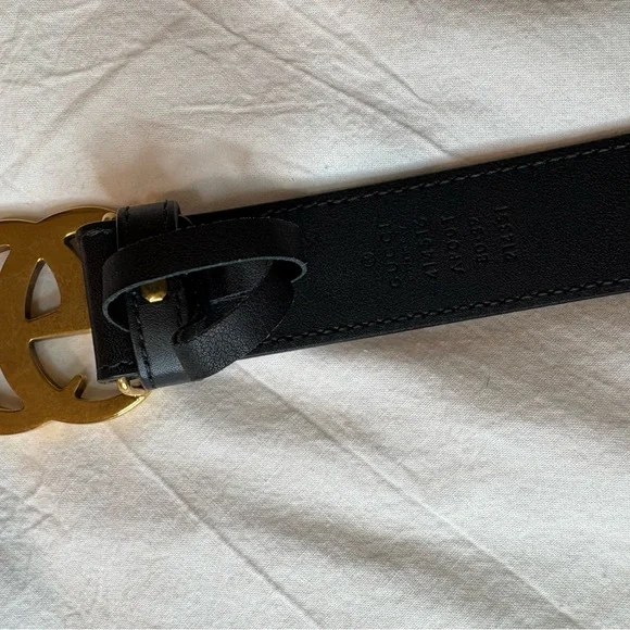 Gucci Black Leather Belt with Gold GG Buckle - Picture 2 of 4